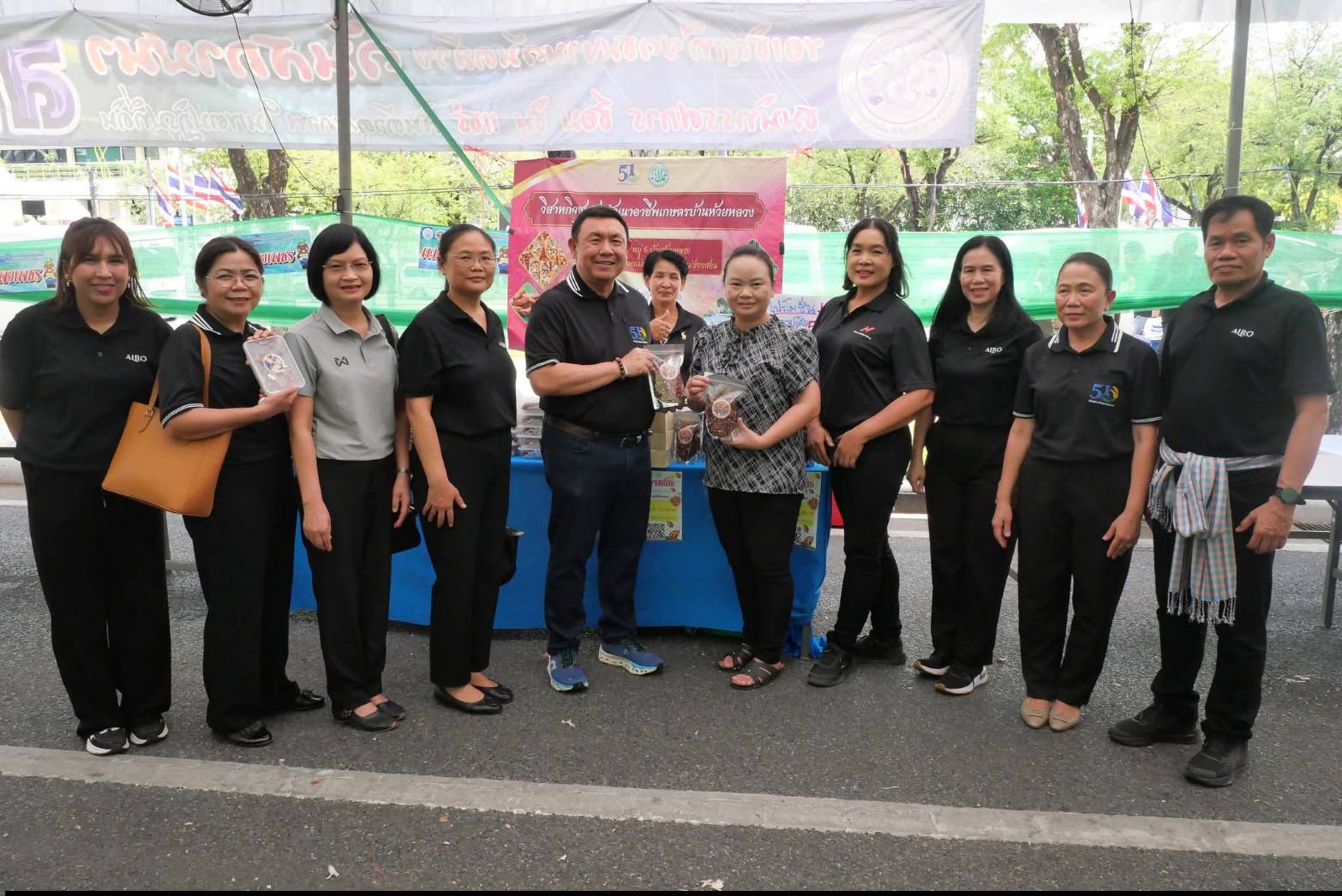 title - เลขาธิการ ส.ป.ก. เยี่ยมทักทายเกษตรกรและซื้อสินค้าในบรรยากาศวันสุดท้ายของการออกร้านขายสินค้า จากเขตปฏิรูปที่ดิน ส่งท้ายงานครบรอบ 51 ปี ส.ป.ก. ณ สำนักงานการปฏิรูปที่ดินเพื่อเกษตรกรรม